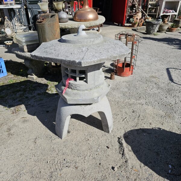 Side View Vintage Concrete Snow Lantern/Pagoda