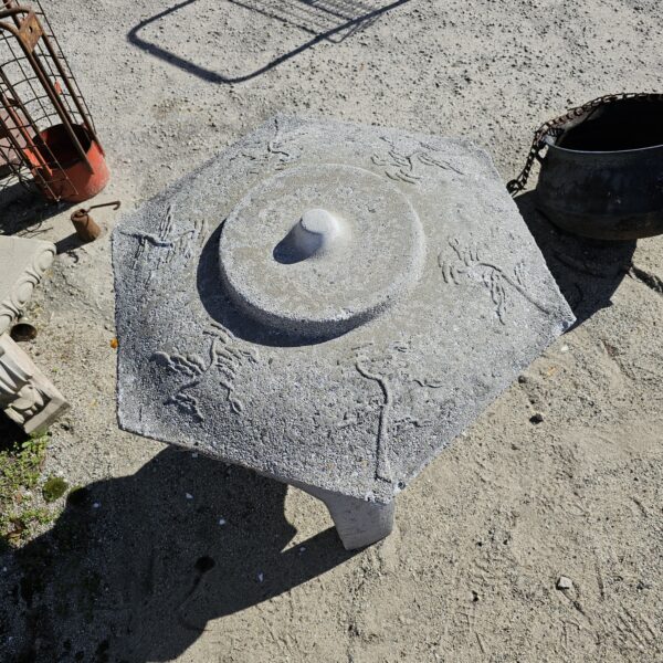 Top View Vintage Concrete Snow Lantern/Pagoda